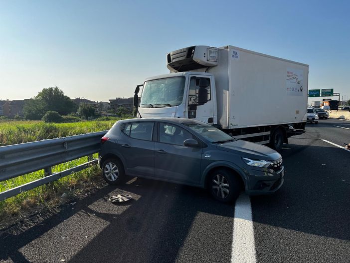 Incidente sulla tangenziale sud di Torino: due veicoli coinvolti, traffico in tilt Incidente sulla tangenziale sud di Torino: due veicoli coinvolti, traffico in tilt