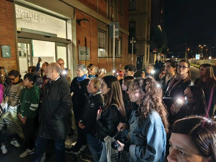 Luci e candele, i medici in flash mob per i sanitari uccisi a Gaza Luci e candele, i medici in flash mob per i sanitari uccisi a Gaza