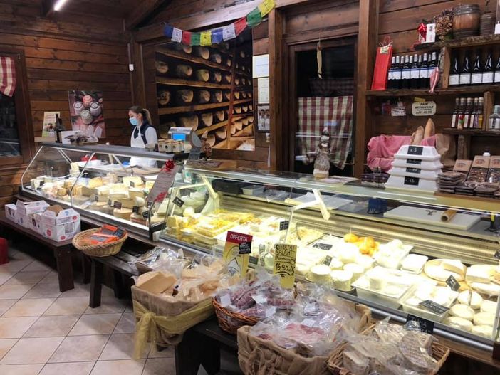 Un regalo di Natale goloso ed inimitabile? Un cestino di prodotti della “Formaggeria Valform” Un regalo di Natale goloso ed inimitabile? Un cestino di prodotti della “Formaggeria Valform”