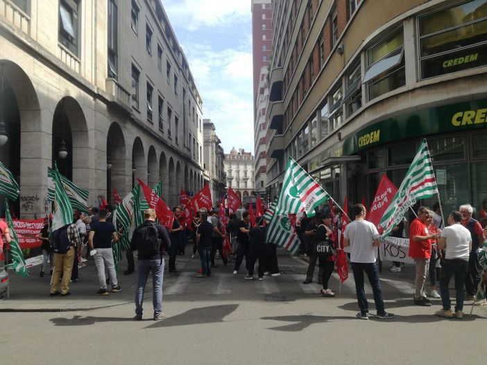 protesta di lavoratori in strada protesta di lavoratori in strada