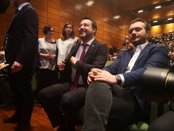Salvini al Lingotto sulle note di "Vincerò", fuori lo striscione "Muori! Torino non ti vuole"