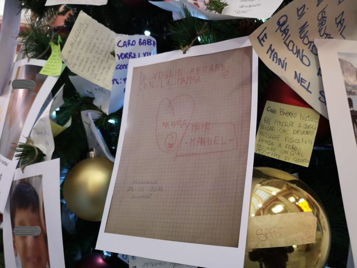 Bibbiano a Porta Nuova, sull'albero di Natale le foto dei bimbi allontanati dalle famiglie in Piemonte: è polemica Bibbiano a Porta Nuova, sull'albero di Natale le foto dei bimbi allontanati dalle famiglie in Piemonte: è polemica