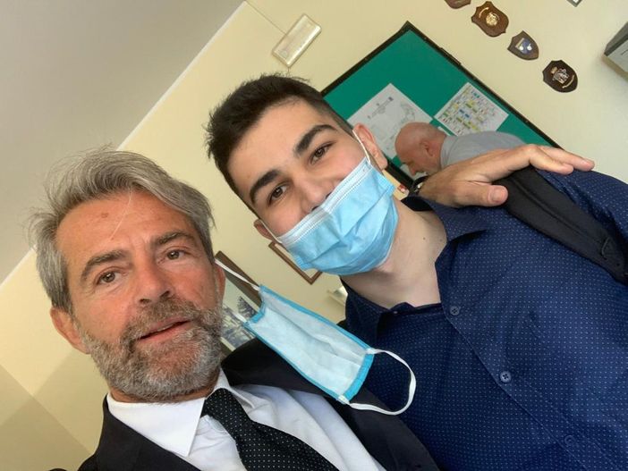 Uccise il padre per difendere la mamma: Alex ha sostenuto l’esame di maturità Uccise il padre per difendere la mamma: Alex ha sostenuto l’esame di maturità