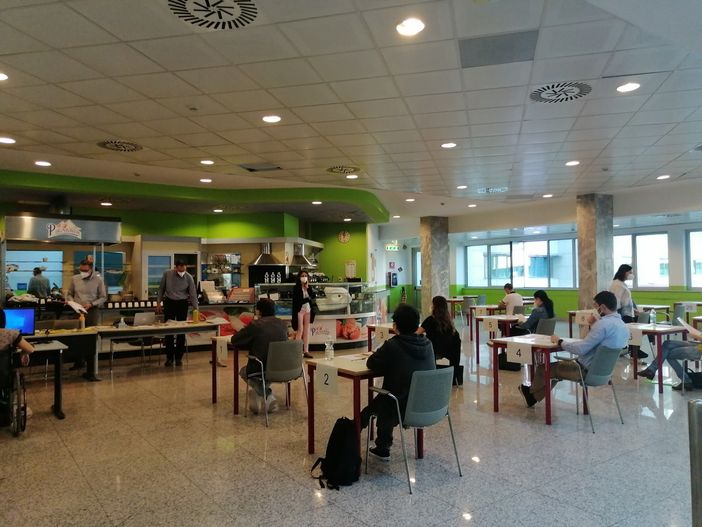 Persone sedute durante un concorso