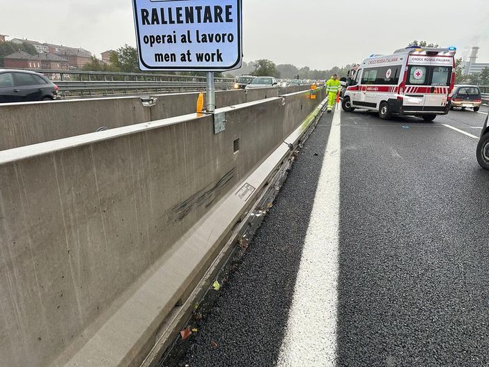 Auto esce di strada e si ribalta sul prato fuori dalla carreggiata: paura sulla tangenziale