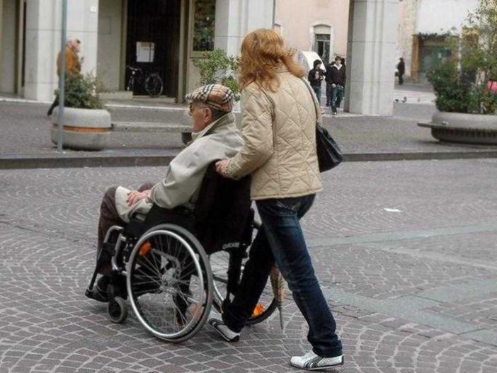 badante - foto di repertorio badante - foto di repertorio