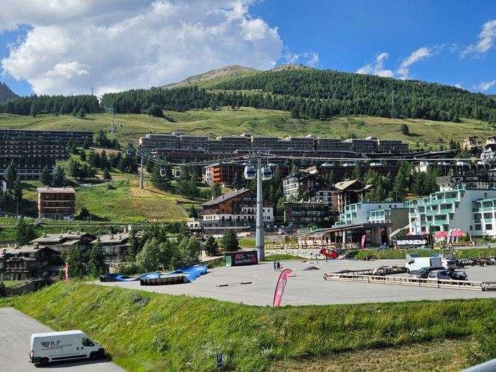 Vialattea Link: in treno e bus per raggiungere il comprensorio Vialattea Vialattea Link: in treno e bus per raggiungere il comprensorio Vialattea