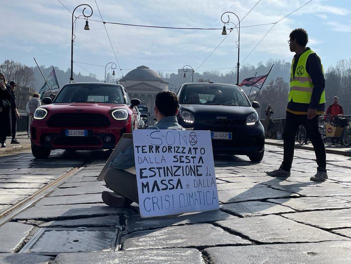 Il flashmob di protesta di ieri in piazza Vittorio degli Extinction Rebellion