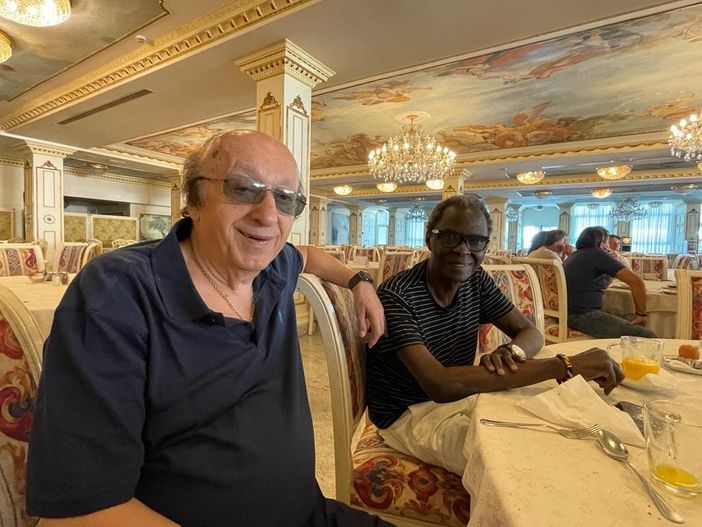 Idris in una recente foto con Luciano Moggi - foto di Facebook Idris in una recente foto con Luciano Moggi - foto di Facebook