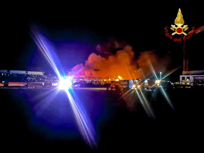 Diverse ore di intervento per i vigili del fuoco Diverse ore di intervento per i vigili del fuoco