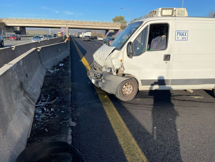 Furgone sbatte contro lo spartitraffico: tangenziale bloccata all'altezza dell'interporto Sito