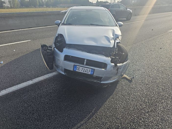 Incidente in tangenziale, Fiat Punto distrutta e traffico in tilt Incidente in tangenziale, Fiat Punto distrutta e traffico in tilt