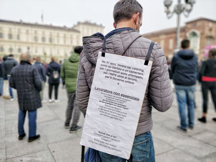 Manifestazione di persone in piazza Castello Manifestazione di persone in piazza Castello