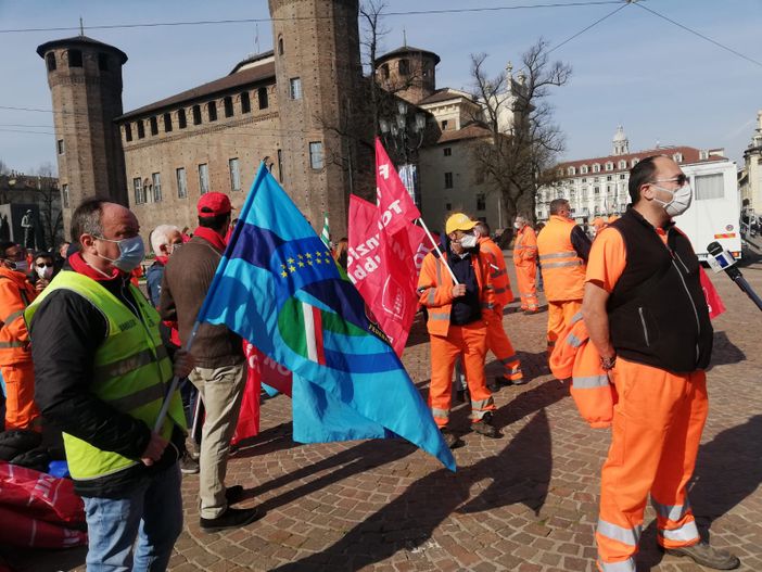 Manifestazione dei sindacati in piazza Castello Manifestazione dei sindacati in piazza Castello