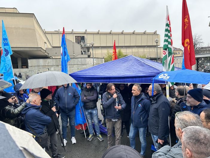 Metalmeccanici, rinnovo non si sblocca. Protesta davanti all’Unione Industriali Metalmeccanici, rinnovo non si sblocca. Protesta davanti all’Unione Industriali