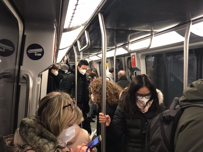 passeggeri di un mezzo pubblico passeggeri di un mezzo pubblico