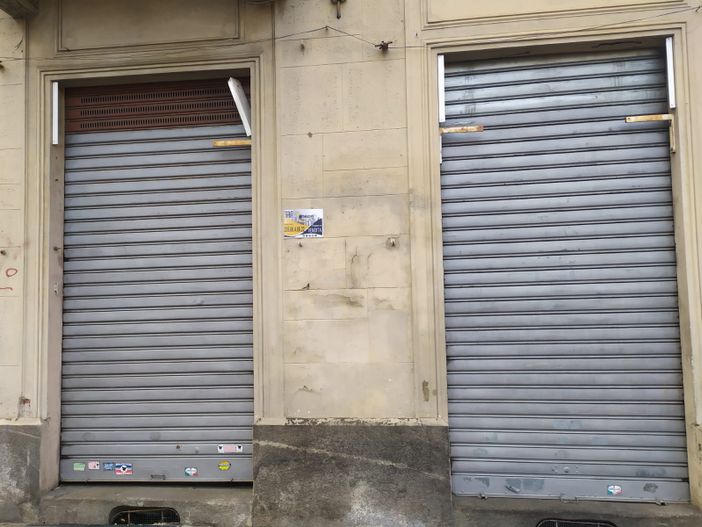 negozi con serrande abbassate negozi con serrande abbassate