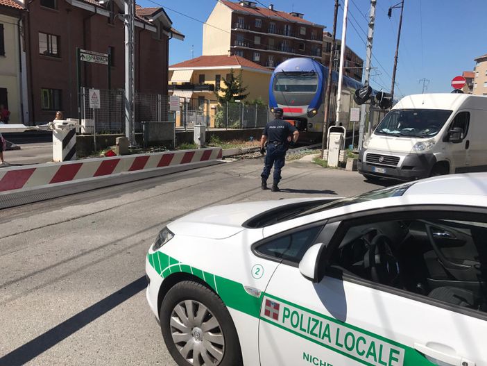 Il passaggio a livello di via Torino della stazione ferroviaria di Nichelino Il passaggio a livello di via Torino della stazione ferroviaria di Nichelino