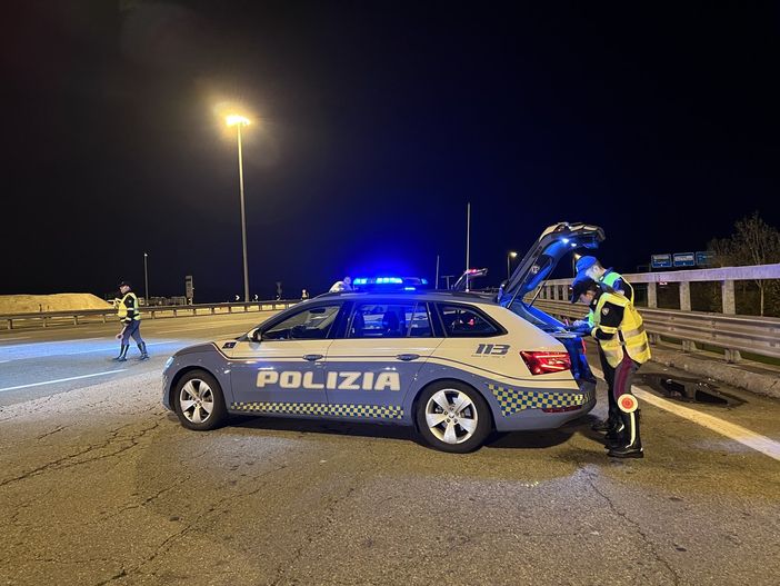 Controlli della stradale sulla tangenziale: 9 patenti ritirate nella notte tra sabato e domenica Controlli della stradale sulla tangenziale: 9 patenti ritirate nella notte tra sabato e domenica
