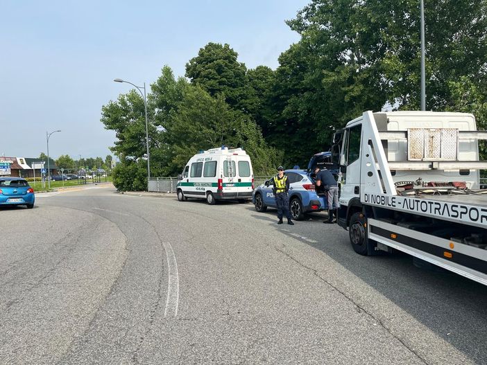 Gli agenti hanno aumentato i controlli lungo via Scarrone Gli agenti hanno aumentato i controlli lungo via Scarrone