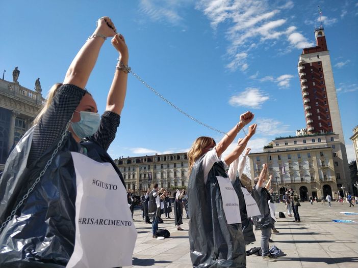 A Torino gli infermieri si incatenano davanti alla Regione: “Gli eroi sono stati dimenticati” [VIDEO e FOTO]