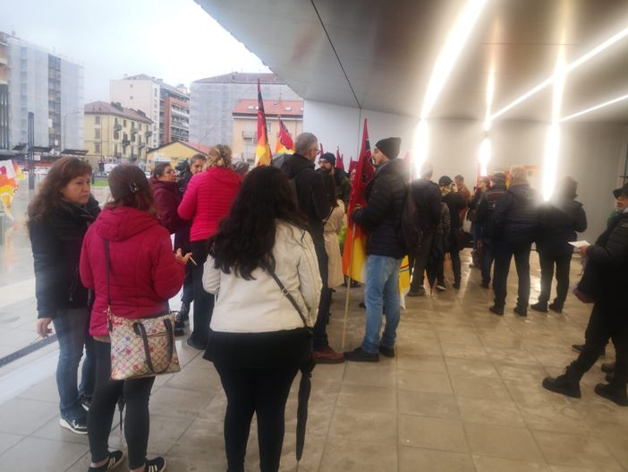 protesta davanti al grattacielo della Regione protesta davanti al grattacielo della Regione
