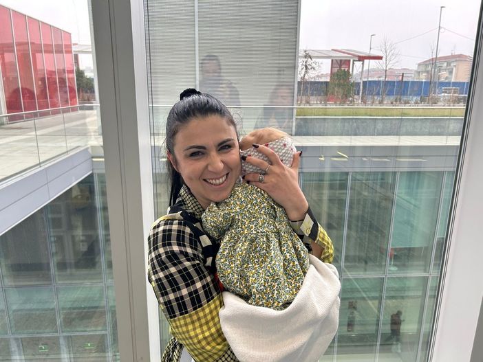 mamma con bimba in braccio mamma con bimba in braccio