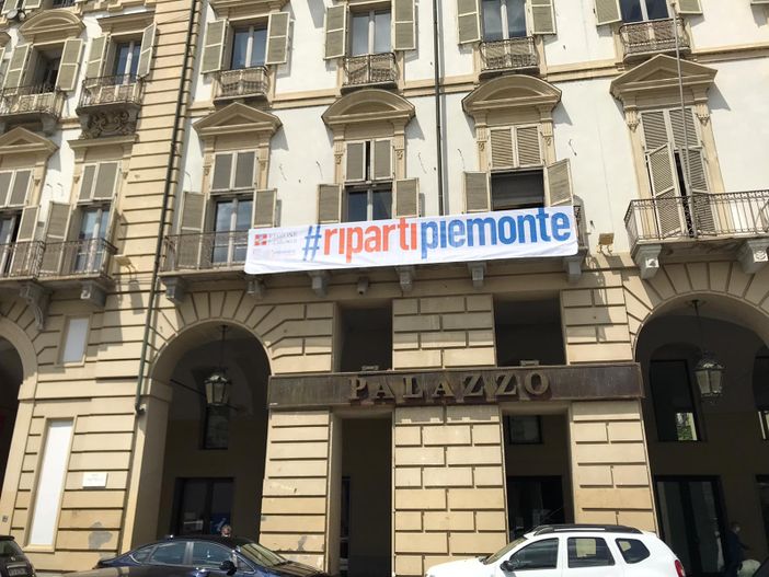 #RipartiPiemonte il nuovo striscione sul Palazzo della giunta regionale #RipartiPiemonte il nuovo striscione sul Palazzo della giunta regionale