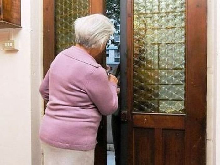 Finto carabiniere truffa anziana di Nichelino, portandole via 500 euro Finto carabiniere truffa anziana di Nichelino, portandole via 500 euro
