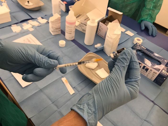 Vaccini anti-virus sinciziale, neonati e anziani a rischio gravi malattie: in Piemonte già somministrate 12mila dosi