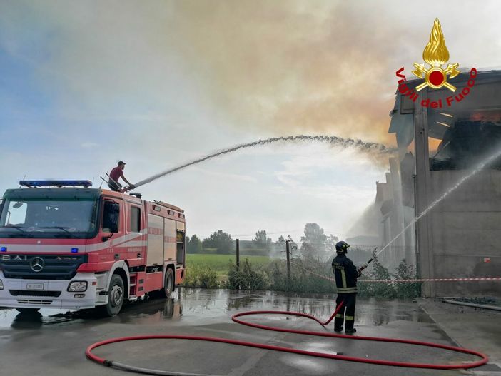 Andrà avanti anche nel pomeriggio l'intervento dei pompieri a Cercenasco Andrà avanti anche nel pomeriggio l'intervento dei pompieri a Cercenasco