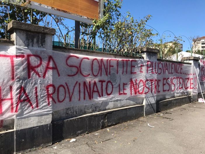 Flash mob di protesta dei tifosi del Toro nei confronti del presidente Cairo: "Hai rovinato le nostre esistenze" (VIDEO) Flash mob di protesta dei tifosi del Toro nei confronti del presidente Cairo: "Hai rovinato le nostre esistenze" (VIDEO)
