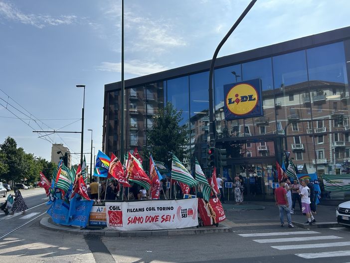 Otto ore di sciopero davanti al Lidl: “Chiediamo aumenti, non buoni spesa”