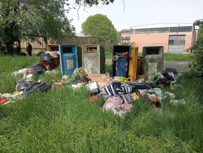 Nichelino, incivili trasformano il parco del Boschetto in una discarica a cielo aperto Nichelino, incivili trasformano il parco del Boschetto in una discarica a cielo aperto