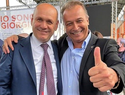 Due persone in primo piano, uno fa il segno ok con il la mano Due persone in primo piano, uno fa il segno ok con il la mano