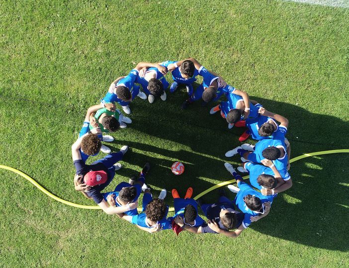 ragazzi che si abbracciano in campo