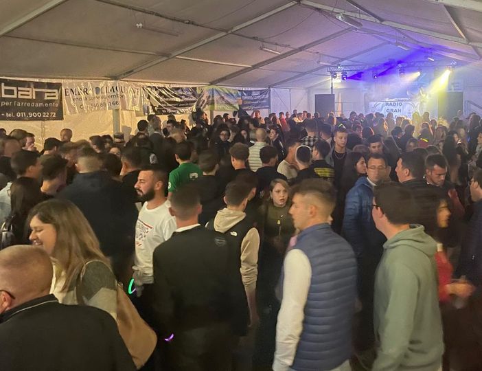 Cene in piazza e passi di danza: Cercenasco fa festa col palchetto Cene in piazza e passi di danza: Cercenasco fa festa col palchetto