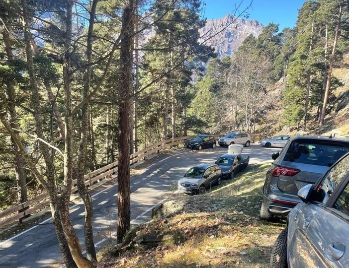 Le auto parcheggiate a bordo strada sulla Provinciale