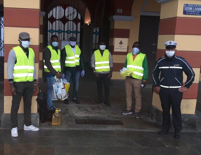Luserna San Giovanni dona gilet catarifrangenti per i raccoglitori della frutta Luserna San Giovanni dona gilet catarifrangenti per i raccoglitori della frutta