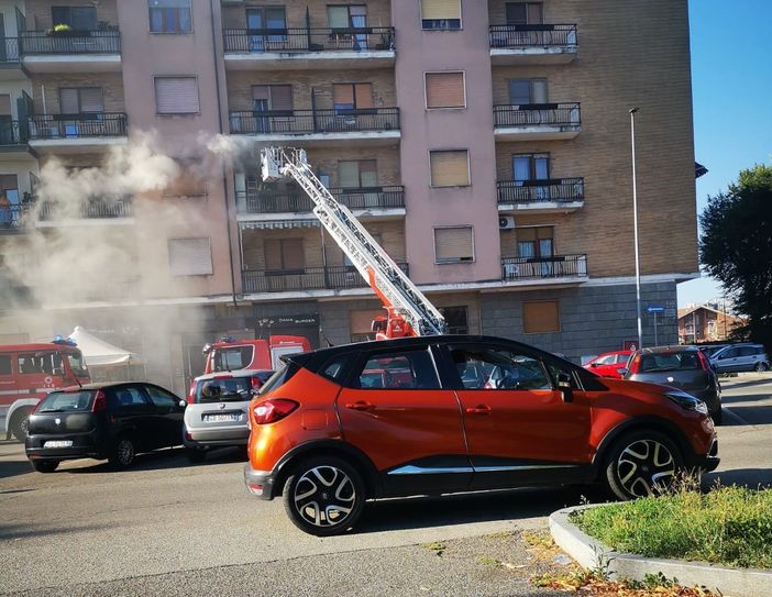 Nichelino, paura per un incendio in una palazzina di via Juvarra