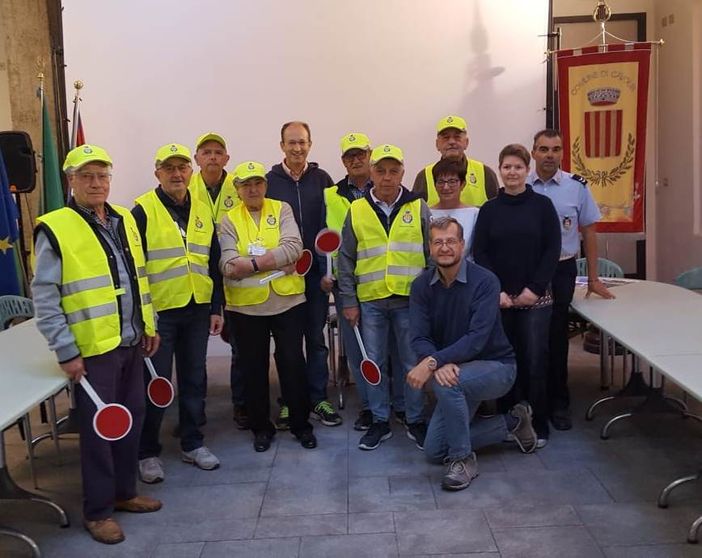 I nonni vigile a Cavour con la paletta e... «lo stemma dei buoni»