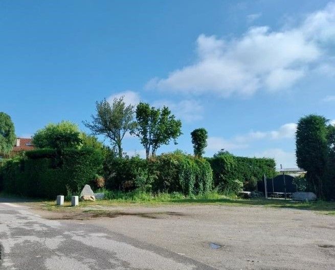 L’area esterna alla piscina L’area esterna alla piscina