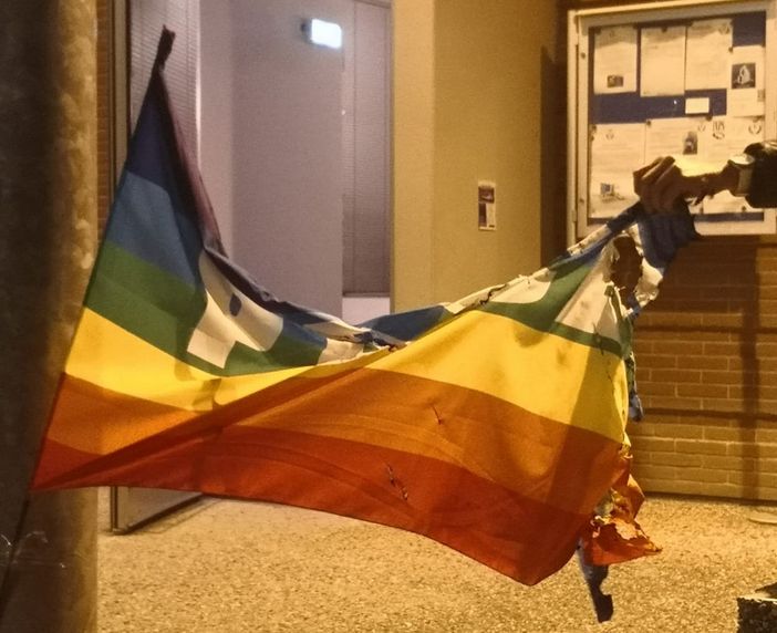 La bandiera della pace vandalizzata
