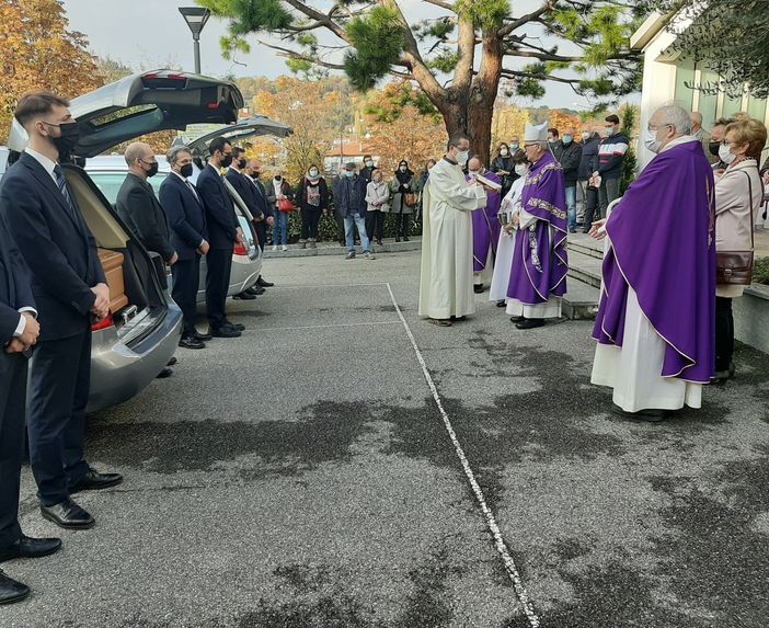 Il vescovo che accoglie le bare