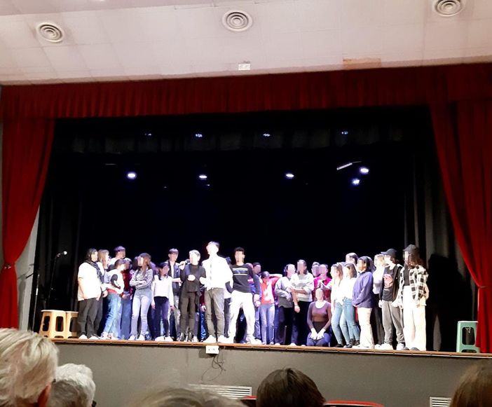 Gli alunni delle terze della Rodari sul palco del Teatro del Forte Gli alunni delle terze della Rodari sul palco del Teatro del Forte