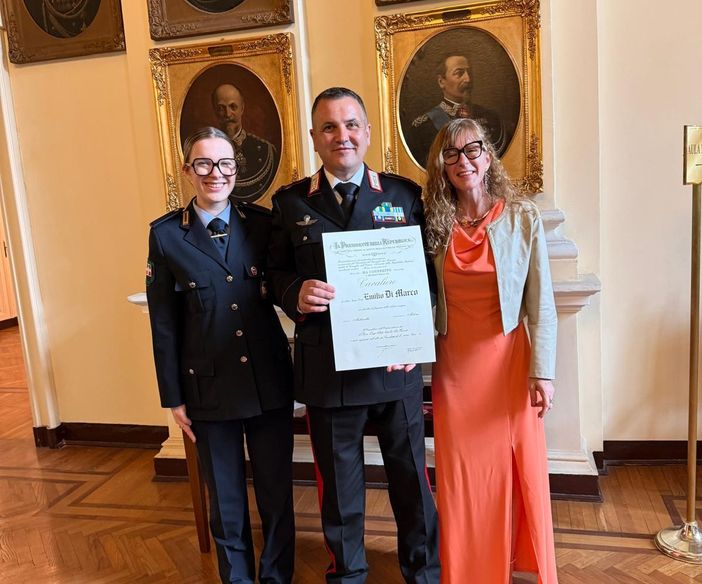 Il comandante Di Marco con la moglie Monica e la figlia Giada alla cerimonia