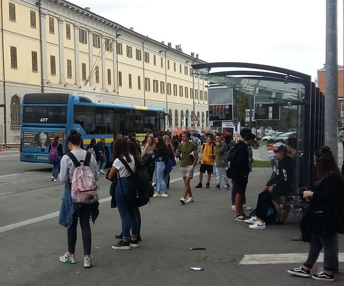 Ritorno in classe alle superiori di Pinerolo: il problema del distanziamento sul bus