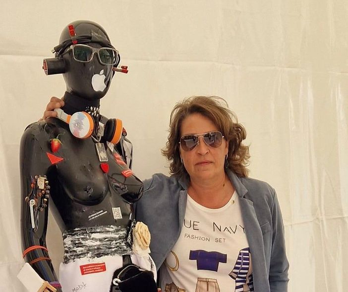 Rosanna Ventrella con il suo manichino ‘ArteSana’