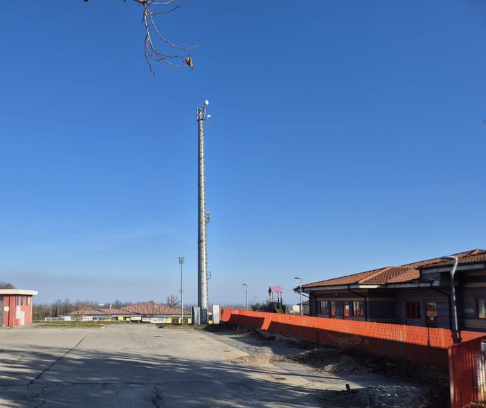 Il palo portantenne nella zona delle scuole di Frossasco