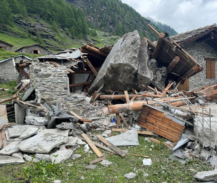 La baita distrutta dal masso che si è staccato dalla montagna